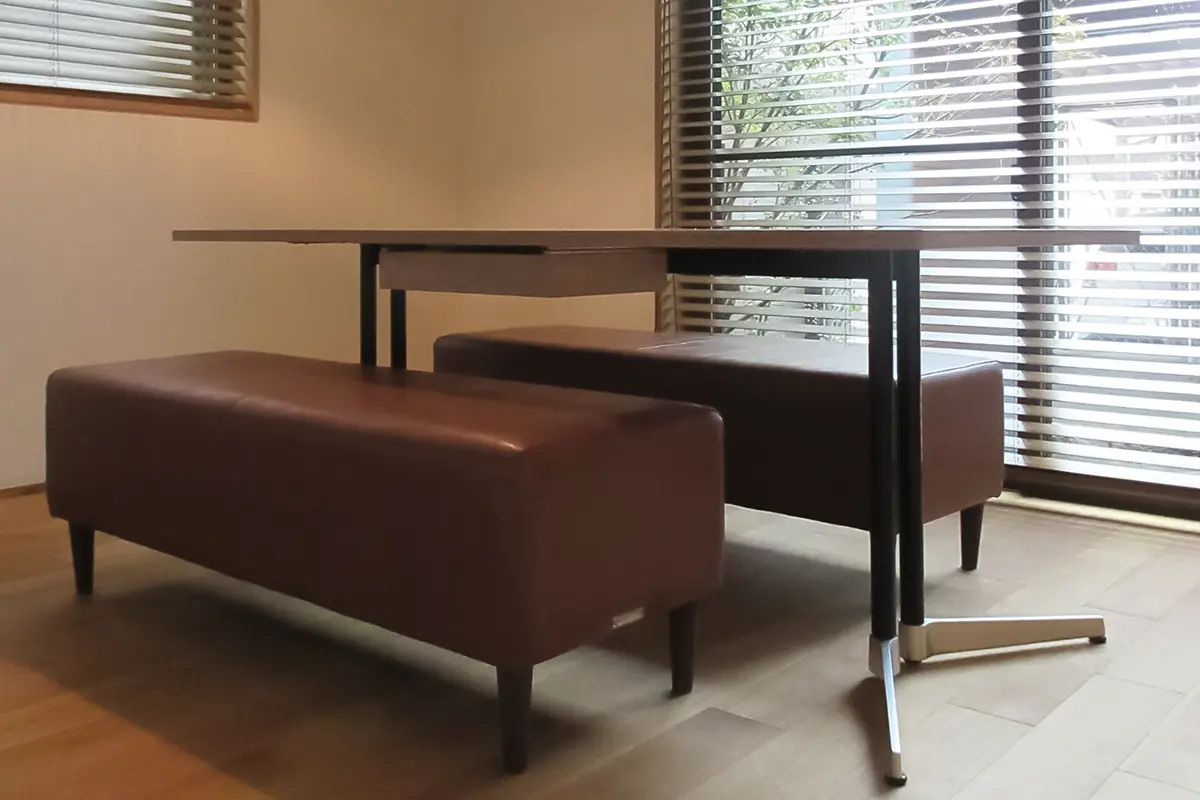 ベンチソファのダイニングテーブル
