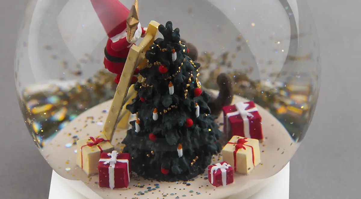 Nordika Nisse Snow Globe (Snow Dome) ノルディカ ニッセ スノーグローブ スノードーム / 飾りつけをするサンタとイヌ