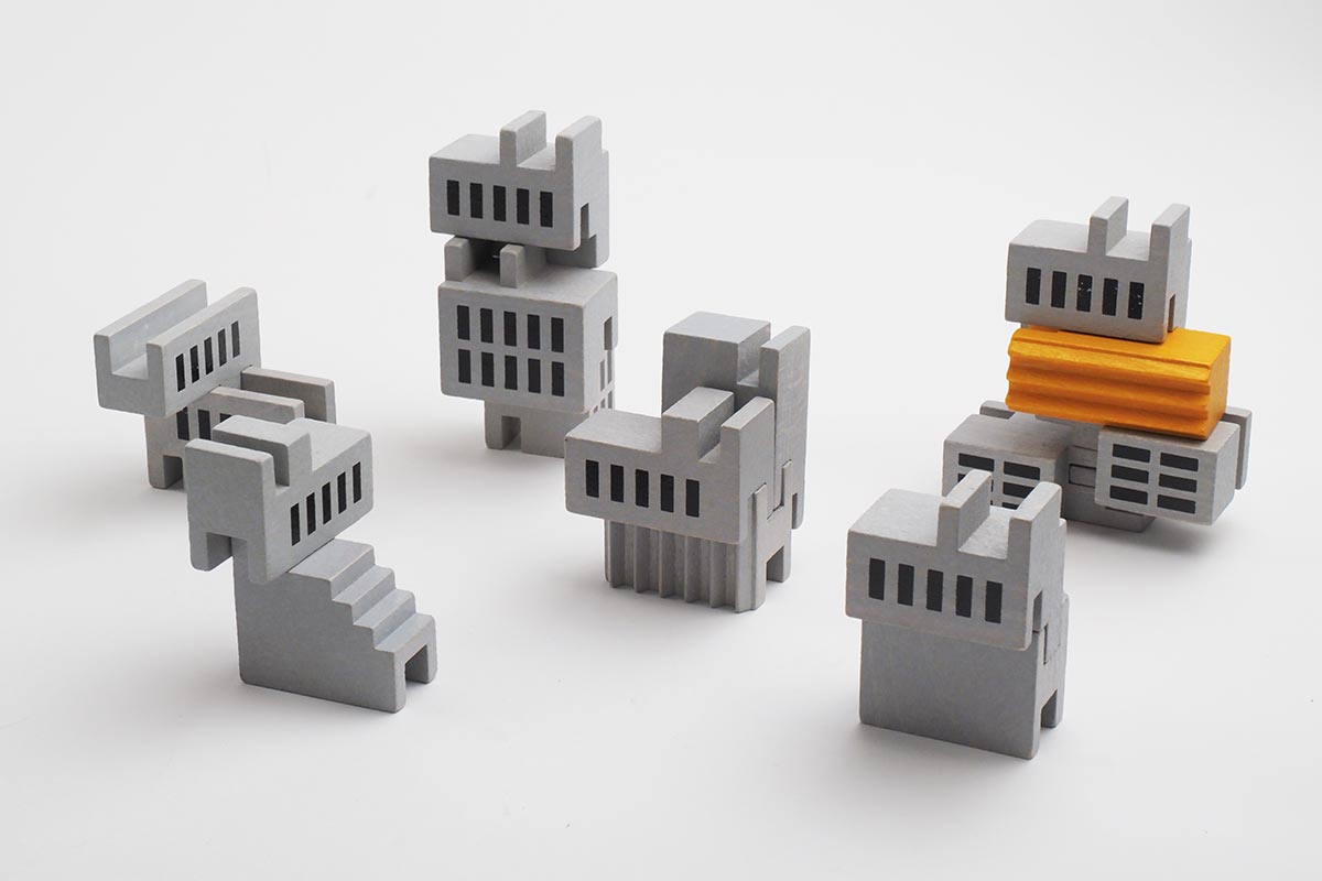 三つのブロックを横方向に組み合わせた小さな建築
