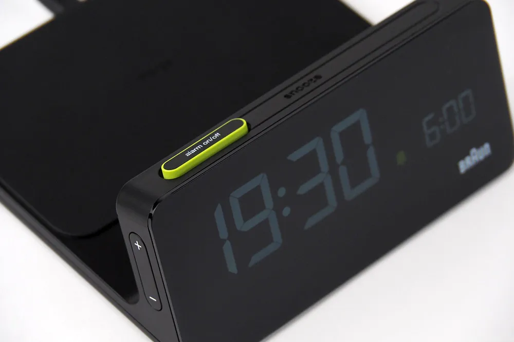Alarm Clock BC21 アラームクロック（ワイヤレス急速充電機能付き） / BRAUN