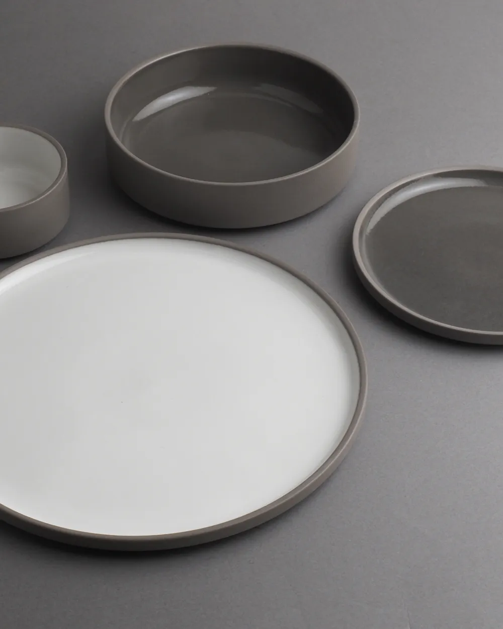 The Grey Collection Plate ／ HASAMI PORCELAIN